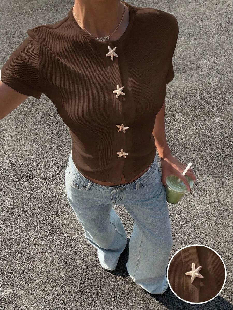 Muchica 女士纯色圆领金属装饰休闲百搭日常短袖T恤 - 巧克力棕 - 查看 1