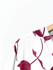 SHEIN LUNE 大码V领印花休闲简约短袖T恤，适合夏季穿着 - 彩色 - 查看 4