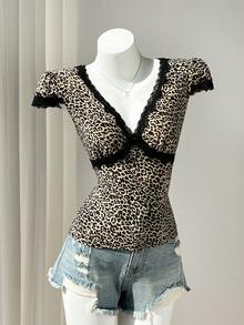 Elamini 棕色豹纹黑色蕾丝拼接蝴蝶结装饰V领泡泡袖修身T恤，甜美可爱休闲复古沙滩日常穿搭，适合春夏穿着 - 棕色 - 查看 4