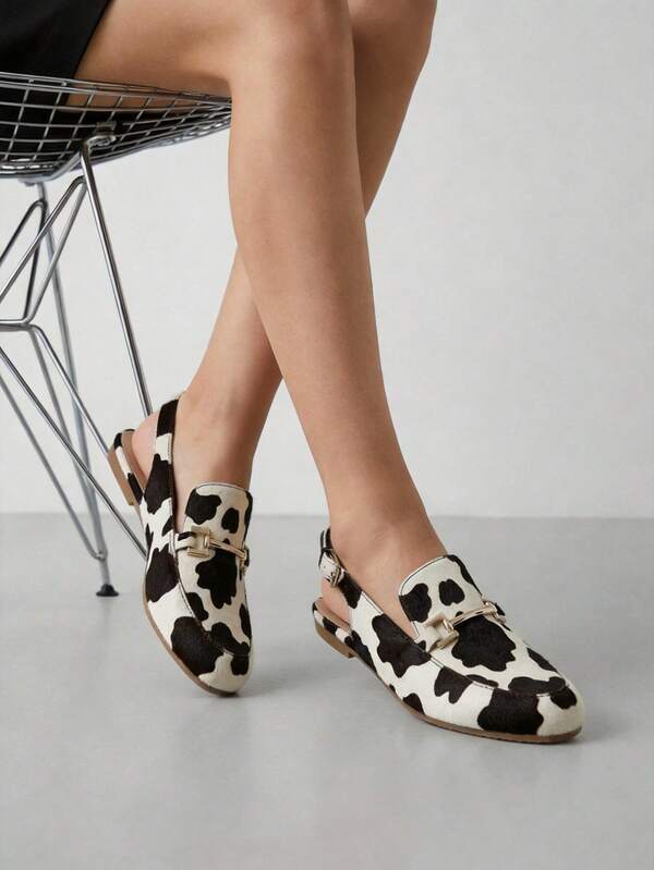 Mocasines destalonados de mujer disponibles en diferentes colores, diseño elegante con acabado liso, estructura clásica tipo mule con correa trasera ajustable, adorno metálico dorado en el empeine, horma estilizada de punta almendrada, interior suave y forro confortable, suela ligera y flexible con excelente tracción, perfectos para combinar con jean, falda, pantalón de vestir o vestido, ideales para diario o eventos especiales, realza cualquier atuendo y aporta sofisticación atemporal