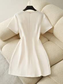 GlowEve Đầm chữ A màu trắng ngà cổ tròn, thắt nơ lớn ở eo, có túi giả trang trí, thanh lịch và tinh tế, thích hợp làm quà sinh nhật, hẹn hò, dự tiệc, đi làm, trang phục công sở, đồng phục giáo viên, phong cách sinh viên, vẻ ngọt ngào, du lịch và nghỉ mát, hàng mới về mùa xuân/hè, đầm ngắn tay chữ A. - trắng - Xem 2