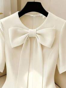 GlowEve Đầm chữ A màu trắng ngà cổ tròn, thắt nơ lớn ở eo, có túi giả trang trí, thanh lịch và tinh tế, thích hợp làm quà sinh nhật, hẹn hò, dự tiệc, đi làm, trang phục công sở, đồng phục giáo viên, phong cách sinh viên, vẻ ngọt ngào, du lịch và nghỉ mát, hàng mới về mùa xuân/hè, đầm ngắn tay chữ A. - trắng - Xem 3