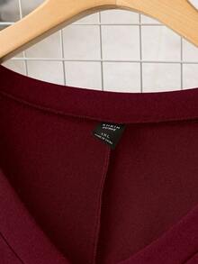 SHEIN CURVE+ 大码休闲简约V领宽松针织T恤裙 - 酒紅色 - 查看 4