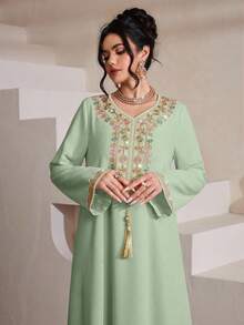 SHEIN Najma Robe de chambre décontractée et confortable pour femmes, avec décoration de franges et broderie colorée élégante - Vert menthe - Voir 5
