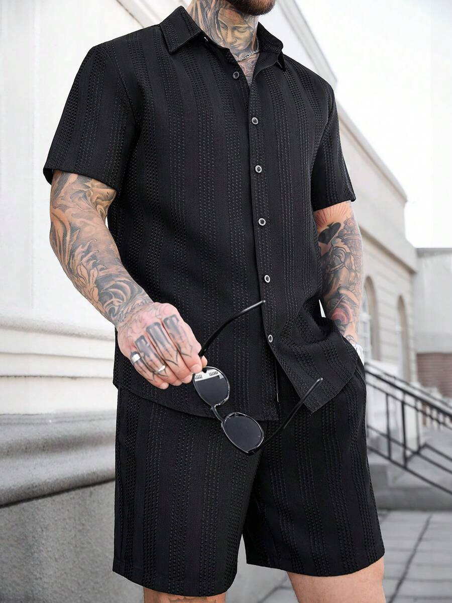 Manfinity CasualCool 男士纯色竖条纹纹理休闲短袖衬衫和短裤套装 - 黑色 - 查看 1