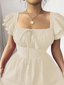 SHEIN Tall CURVE Vestido elegante de verão para férias em pêssego para mulher plus size, cor sólida, textura, decote quadrado, laço, mangas onduladas, cintura marcada, comprimento midi, estilo boho, corpete franzido - Branco - Ver 5