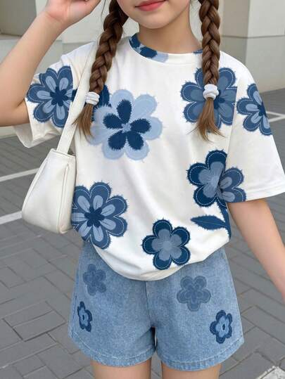 SHEIN Bộ 2 món cho bé gái 4-7 tuổi, phong cách cổ điển/mộc mạc, họa tiết hoa chuyển màu xanh dương kết hợp áo thun ngắn tay và quần short màu xanh dương, chất liệu nhẹ nhàng, thoải mái, thích hợp mặc hàng ngày, đi học, dự tiệc sinh nhật, dã ngoại, ngày thiếu nhi, mùa xuân/hè/thu.