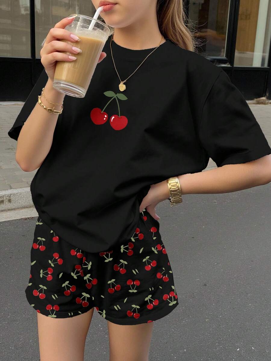 可爱迷你樱桃印花,“樱桃女孩”,水果流行风,少女休闲宽松圆领短袖T恤短裤两件套,适合春夏、休闲度假、海滩周末、可爱夏季童装、韩版风格、海滩模式、夏季外出装备 - 彩色 - 查看 1