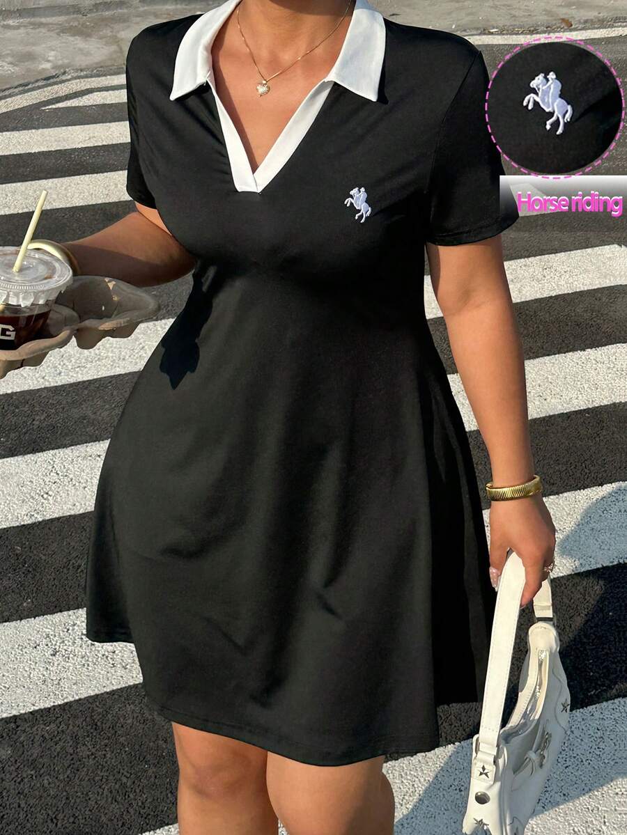 SHEIN Muchic 大码女式时尚骑士刺绣图案休闲连衣裙，适合派对和外出，游艇连衣裙，女士休闲连衣裙，女士高尔夫连衣裙，护士 - 黑色 - 查看 1