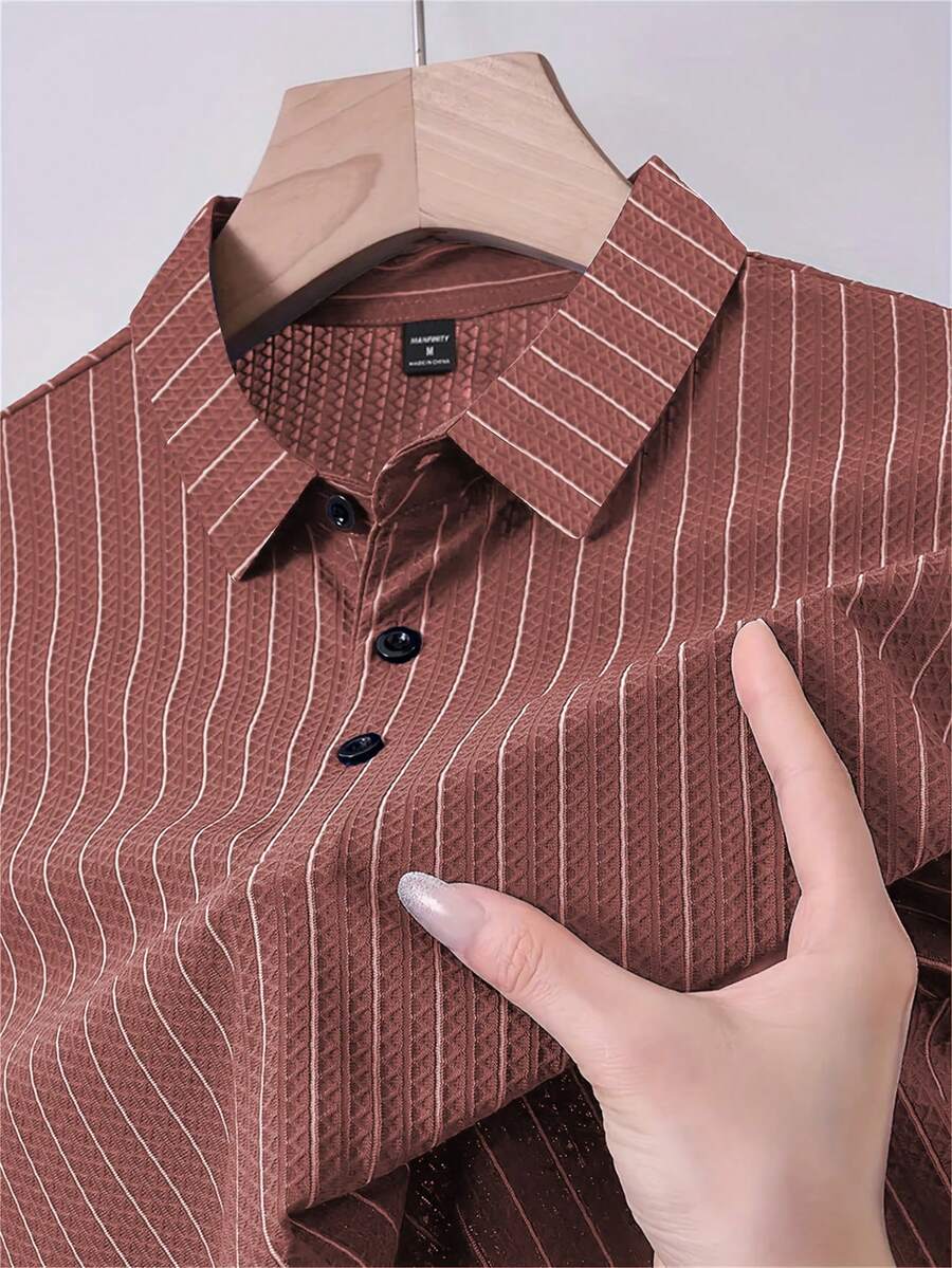 Manfinity Homme 男士休闲条纹印花短袖Polo衫,适合夏季度假和日常通勤 - 紅木色 - 查看 1
