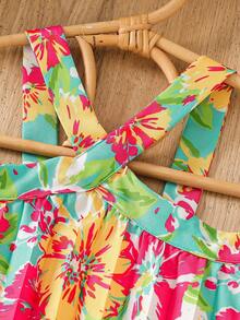 SHEIN 这款少女露背波西米亚风热带印花连衣裙，以深蓝色为底，饰以鲜艳的红色和黄色花卉图案，并带有褶皱纹理。无袖宽松A字飘逸雪纺裙摆，轻盈透气，是海滩度假、夏季郊游、海滩摄影和户外派对的理想之选。 - 彩色 - 查看 10