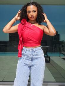 Steph T Top corto rojo con detalle de volantes y plisados en un hombro con rosetón 3D - Burdeos - Ver 6