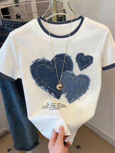 少女牛仔爱心印花短袖休闲舒适上衣，百搭夏季服装，适合户外活动、野餐、街头摄影、居家、上学、节日、送礼等场合。