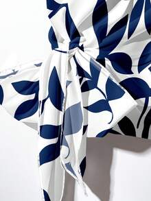 SHEIN Clasi Phong cách cổ điển giản dị, thanh lịch, đa năng, màu trắng ấm áp, nền họa tiết hoa xanh dương, phù hợp cho mùa thu/đông. Bộ 2 món gồm áo sơ mi cổ tròn tay ngắn dáng rộng, thắt nơ và quần ống đứng dáng rộng cho nữ, thoải mái và ấm áp, thích hợp cho công sở. - Nhiều màu - Xem 4