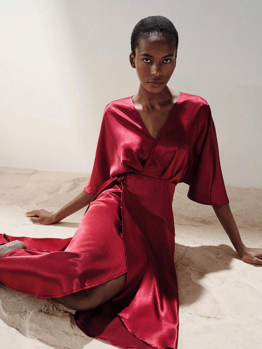 Aveloria Modichic Dunkelrot, Herbst, elegant, Party-Midi-Kleid aus Satin-Acetat-Stoff, figurbetont und ausgestellt, A-Linie, V-Ausschnitt, Wickelkleid, Metall-D-Ring-Gürtel, asymmetrischer Drapier-Saum, Fledermausärmel - Bordeaux - Übersicht 1