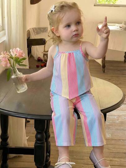 SHEIN Bộ đồ bé gái mùa hè kiểu dáng thường ngày kẻ sọc vạt lệch vai gồm áo hai dây và quần.