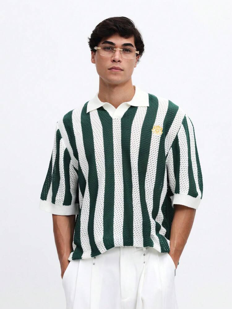 Polo à manches courtes texturé pour hommes avec col classique et design à rayures. Top décontracté pour l'été et le printemps