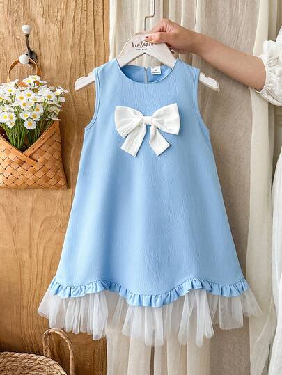 SHEIN Vintaside Kids 这款少女新款夏季天蓝色圆领无袖连衣裙，优雅梦幻，甜美公主风，饰有立体蝴蝶结网纱。采用梭织面料，宽松舒适，厚度适中。裙摆处采用双层荷叶边设计，并以网纱面料拼接，优雅飘逸。适合日常出行、上学、演出、派对、生日庆祝、婚礼等各种场合。