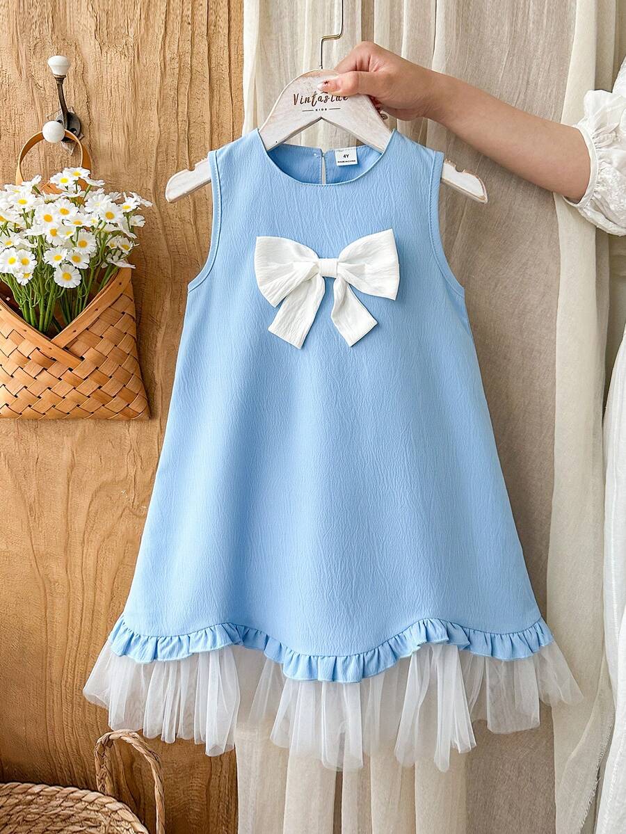 SHEIN Vintaside Kids 这款少女新款夏季天蓝色圆领无袖连衣裙,优雅梦幻,甜美公主风,饰有立体蝴蝶结网纱。采用梭织面料,宽松舒适,厚度适中。裙摆处采用双层荷叶边设计,并以网纱面料拼接,优雅飘逸。适合日常出行、上学、演出、派对、生日庆祝、婚礼等各种场合。 - 藍色 - 查看 1