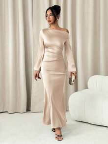 SHEIN PETITE 简约高品质塔夫绸不对称领口褶皱喇叭袖及地鱼尾裙，适合情人节、婚礼等场合穿着。 - 香檳色 - 查看 6