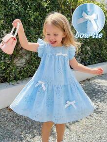 SHEIN Vintaside Kids 女童休闲时尚蓝色度假连衣裙，正面饰有可爱的白色3D蝴蝶结丝带，蓝色编织刺绣面料，荷叶袖圆领拼接连衣裙，适合可爱、俏皮、优雅、简约韩式风格，适合日常、上学、外出、度假、派对、节日穿着，春夏女童碎花连衣裙，蓝色夏季女童连衣裙。儿童连衣裙，粉蓝色女童连衣裙，儿童连衣裙，天蓝色女童连衣裙，蓝色吊带女童连衣裙，优雅派对连衣裙。 - 淺藍色 - 查看 7