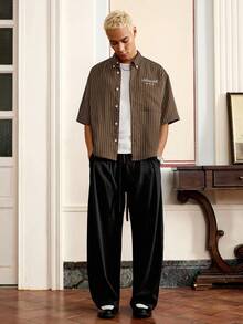 SWAVVY 标准尺码男士休闲蓝白条纹短袖宽松衬衫，饰有花卉英文刺绣 - 咖啡棕 - 查看 4