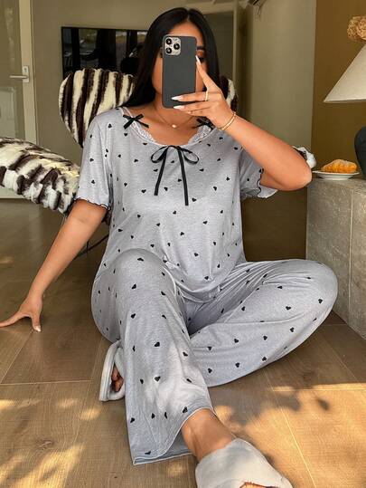 SHEIN Napfluff CURVE Bộ đồ ngủ cỡ lớn dành cho nữ với họa tiết trái tim ngọt ngào, phối ren và trang trí nơ.
