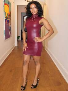 Steph T Robe fourreau sans manches froncée à col montant en PU rouge Ankhara pour femmes, tenue de fête du Nouvel An, tenue Y2K, tenue de club, robe de vacances pour femmes, tenue métallique bordeaux pour femmes - Rouge foncé - Voir 3