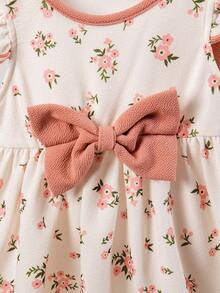 SHEIN Playful Pals 2件組女嬰可愛白色與粉色夏季家庭款復古植物花卉印花蝴蝶結前襟荷葉袖A字版型飄逸柔軟洋裝 - 彩色 - 查看 5