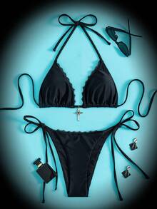 ROMWE Bộ bikini 2 mảnh phong cách Gothic gợi cảm, đa năng, mang hơi hướng bí ẩn và sang trọng, làm từ vải dệt kim màu đen, viền ren, cổ yếm, cúp ngực tam giác và điểm nhấn là mặt dây chuyền hình thánh giá, kết hợp với quần bơi buộc dây bên hông cùng màu, thích hợp cho các kỳ nghỉ, tiệc tùng và nghỉ xuân. - màu đen - Xem 6