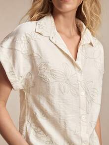 BizChic 春夏新款杏色领前襟纽扣肩部包袖袖口刺绣花卉图案基础休闲女衬衫，夏季度假风 - 杏色 - 查看 7