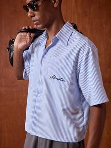 AKNOTIC 男士条纹字母印花口袋休闲通勤短袖衬衫 - 藍白色 - 查看 5
