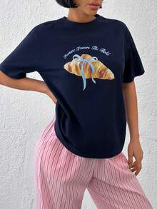 EURMUSE 女士藏蓝色羊角面包图案T恤 – 休闲宽松版型，棉涤混纺，短袖，食物印花T恤，“幸运眷顾勇者”字样 - 藏蓝色 - 查看 3