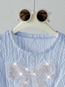 SHEIN Camiseta de niña preadolescente de manga raglán suelta, cuello redondo, texturizada, con bordado y decoración de lazo de cuentas, de color azul claro para primavera/verano - Celeste - Ver 3