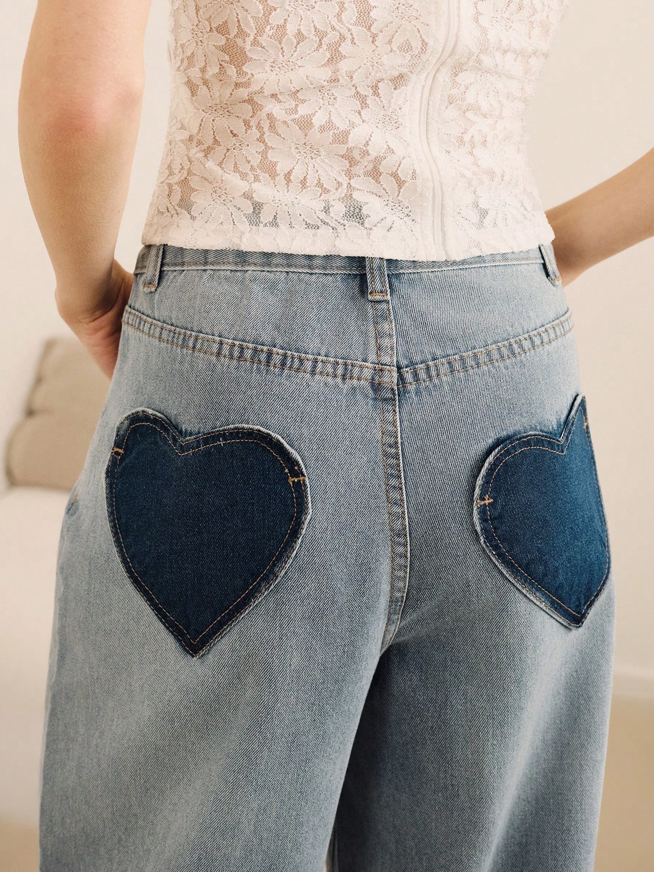 Jeans a vita alta e gamba dritta con tasche posteriori a forma di cuore a contrasto