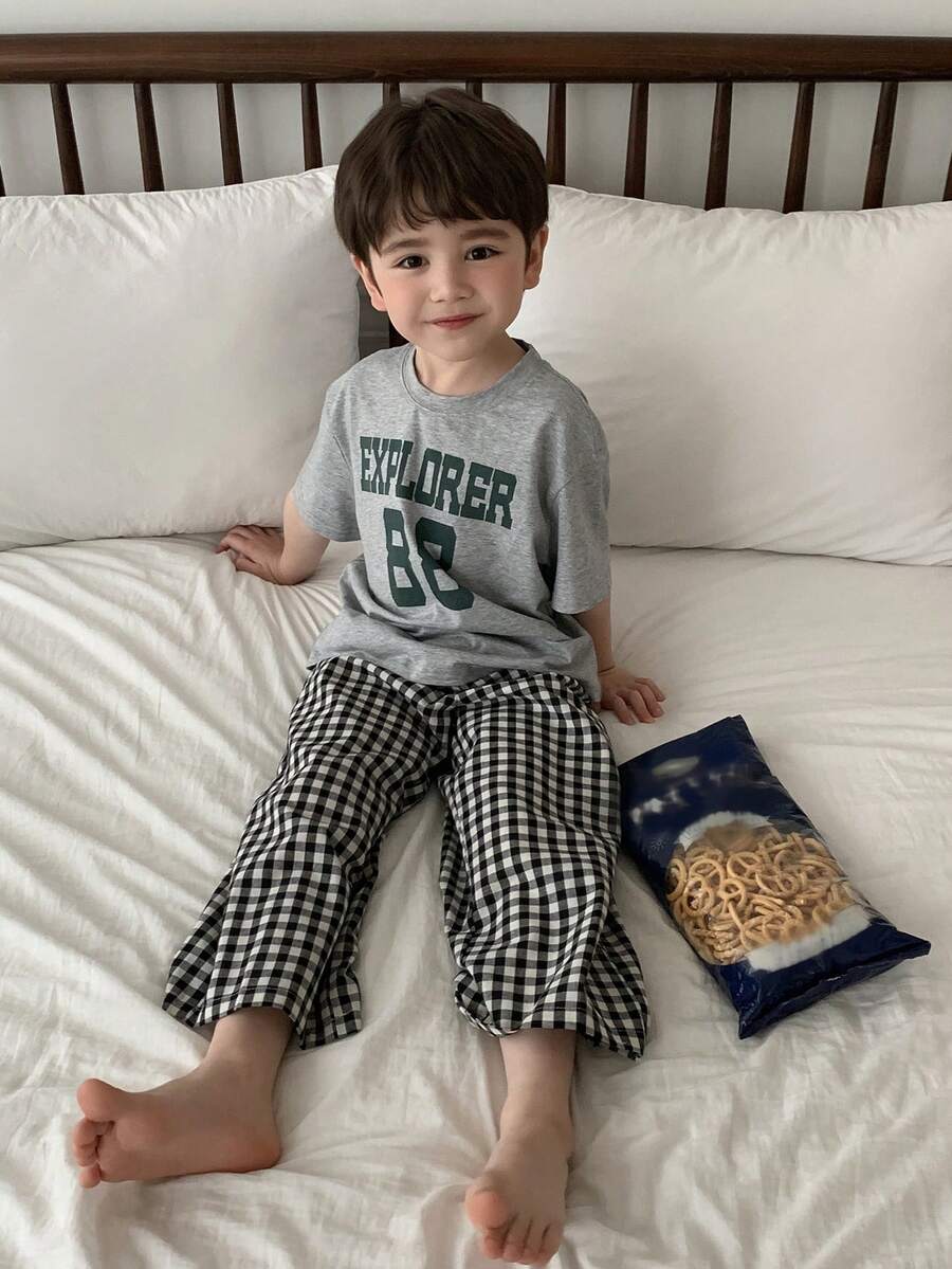 DAZY Conjunto de pijama con top de manga corta con estampado de letras y pantalones a cuadros para niño pequeño - Gris - Ver 1