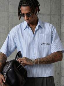 AKNOTIC 男士条纹字母印花口袋休闲通勤短袖衬衫 - 藍白色 - 查看 2