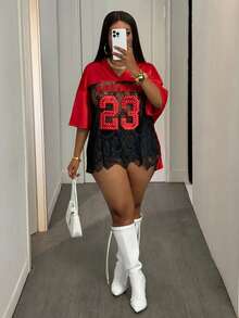 SHEIN Slayr 新款夏季休闲街头蕾丝拼接V领落肩七分袖字母刺绣+水钻装饰加大码T恤，音乐节T恤 - 紅色 - 查看 3