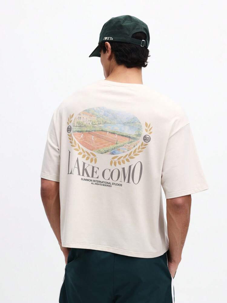 Camiseta de cuello redondo de manga corta con estampado gráfico de la cancha de tenis de Lake Como, de corte relajado para hombres