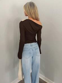 Sydney Algeri 女士时尚通勤棕色不对称领喇叭袖 T 恤 - 棕色 - 查看 2