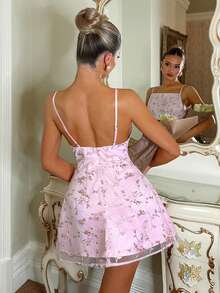 SHEIN 优雅浪漫风格浅粉色刺绣花卉吊带迷你连衣裙，窄腰喇叭下摆，适合生日派对、春季郊游、校园活动、宴会、花园、约会、音乐节等场合。 - 粉色 - 查看 3