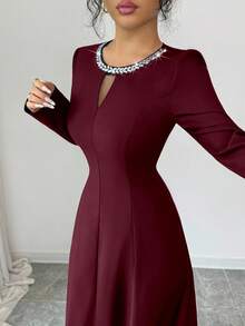 SHEIN Raffinéa 女士秋冬新款奢华水钻装饰圆领收腰优雅长袖派对连衣裙，小黑裙 - 酒紅色 - 查看 6