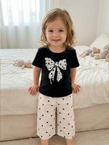 SHEIN Vintaside Kids 两件套可爱女童休闲短袖上衣和长裤套装，饰有心形蝴蝶结印花，可爱时尚，适合春夏户外活动、度假、日常穿着和旅行。 - 黑色 - 查看 5