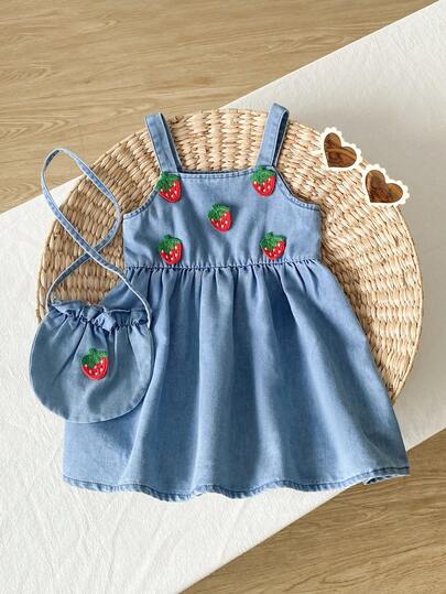 SHEIN Playful Pals 女婴休闲可爱草莓图案牛仔无袖连衣裙，适合春夏户外活动、度假、旅行、聚会和日常穿着。