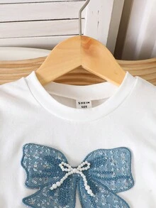 Genkimix Kids 女童春夏休闲时尚新款T恤套装，正面饰有蓝色牛仔蝴蝶结，白色罗纹针织圆领短袖T恤上衣，搭配蓝色丝带蝴蝶结牛仔短裤，两件套，可爱韩版风格，舒适百搭，适合日常、上学、外出、度假穿着，女童夏季套装，春夏精选。幼儿女童套装，女童夏季短裤套装，儿童女童服装，儿童夏季时尚，儿童夏季服装，女童夏季服装。柔软连衣裙。 - 藍色 - 查看 6