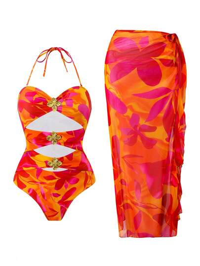 Swim Vcay Conjunto de traje de baño elegante para vacaciones en la playa, con parte superior tipo bandeau calada con decoración floral de metal, traje de baño de una pieza con estampado floral digital, combinado con falda de malla con abertura y estampado digital, ropa de baño de moda para el verano