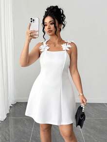 SHEIN PETITE CURVE 大码女士优雅印花无袖A字连衣裙，露背3D花朵设计，适合日常约会、旅行、拍照和外出等场合。 - 白色 - 查看 4