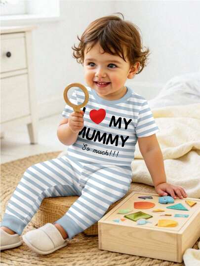 SHEIN 男婴休闲修身圆领舒适短袖睡裤套装，适合春夏穿着。经典条纹，清爽保暖的家庭图案印花，“我爱妈妈”文字印花