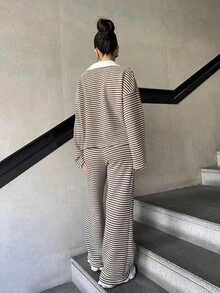 Marta Soriano Conjunto de 2 piezas para mujer con camiseta de manga larga de hombros caídos de cuello en V a rayas y pantalones a rayas de cintura elástica, traje de suéter de invierno, otoño/invierno - Marrón - Ver 2