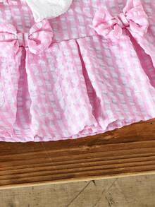 SHEIN Bộ đồ cho bé gái gồm áo dệt kim jacquard màu trắng cổ tròn tay ngắn thắt nơ và chân váy kẻ caro màu hồng. - Hồng - Xem 8